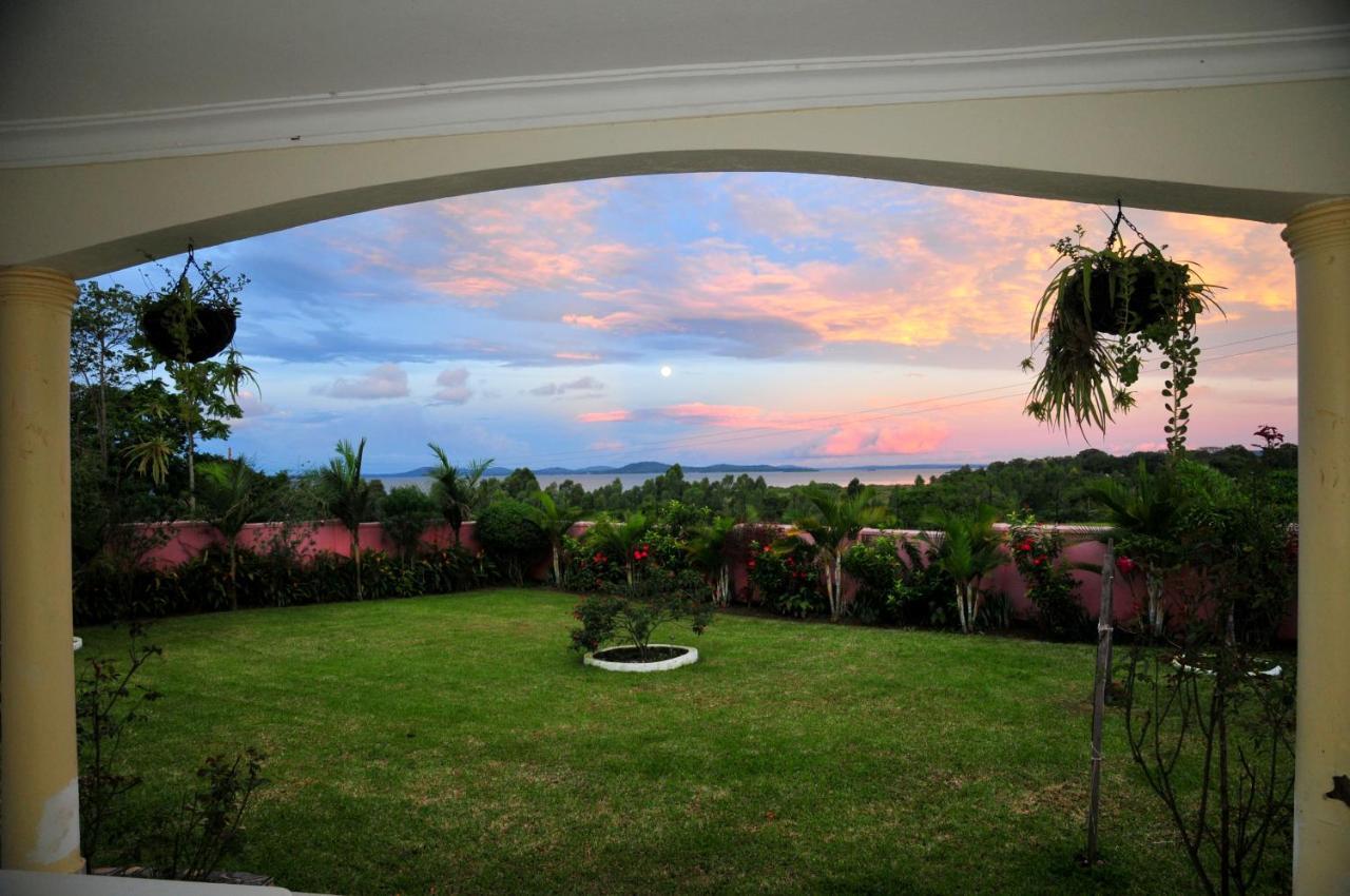 Victoria Lake View Guesthouse & Safaris Entebbe Eksteriør billede